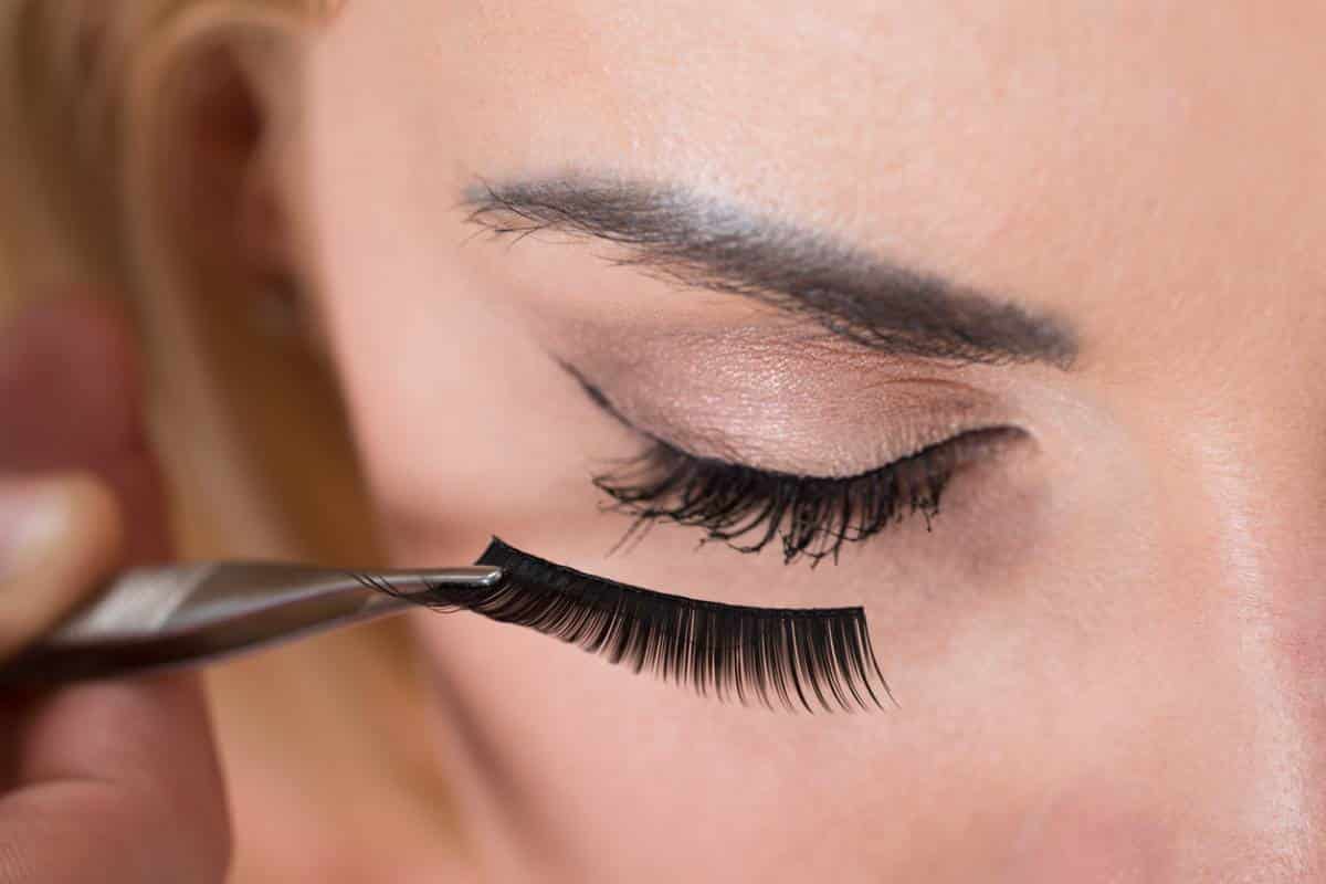 Faux cils : quelles sont les alternatives à la colle ?