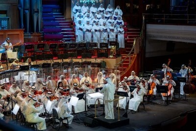 Découvrez comment l'orchestre saoudien fusionne tradition et modernité.